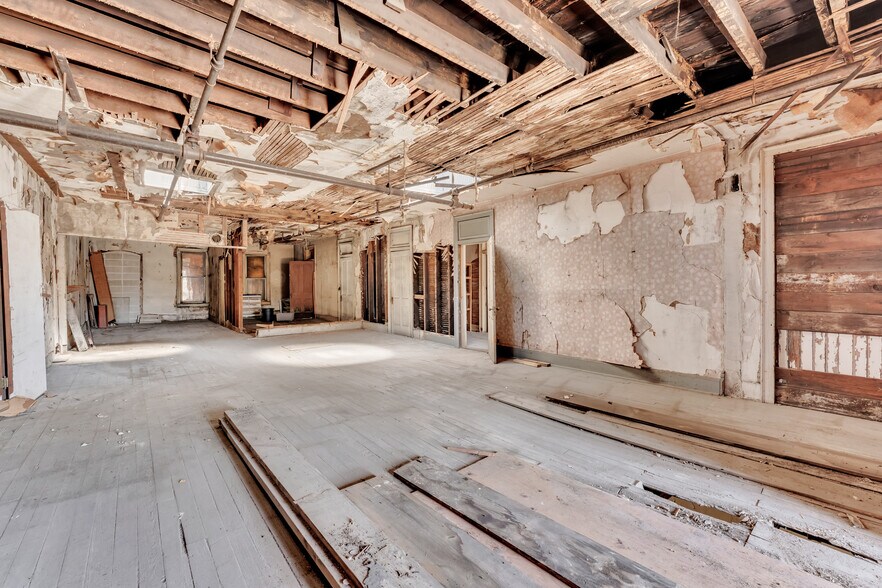 More Photos Of 504 W Commercial St, Springfield Storefront Retail Office For Sale