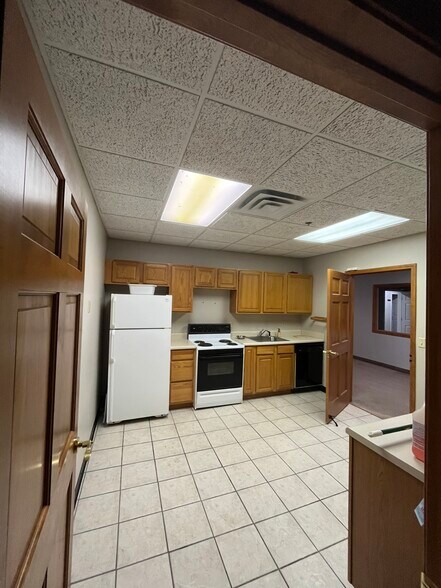 More Photos Of 501 S Towanda-Barnes Rd, Bloomington Office For Lease