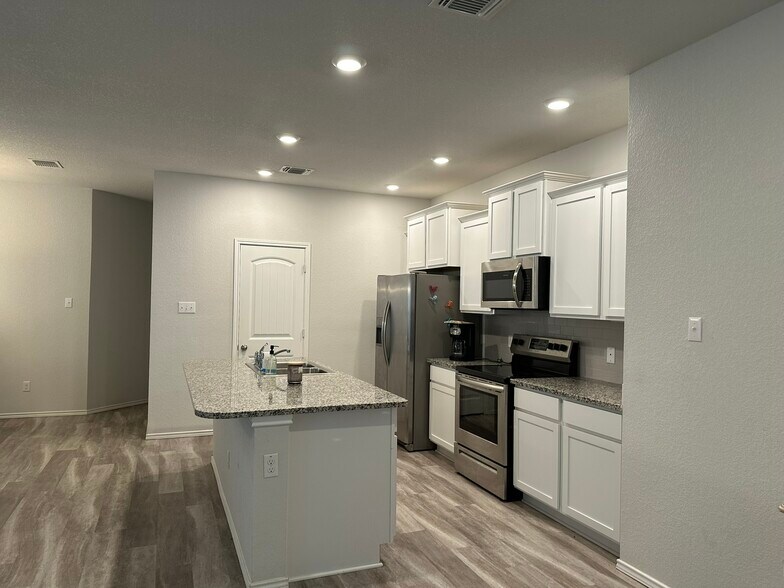 More Photos Of 104 Green Jay Dr, Jarrell Specialty For Sale