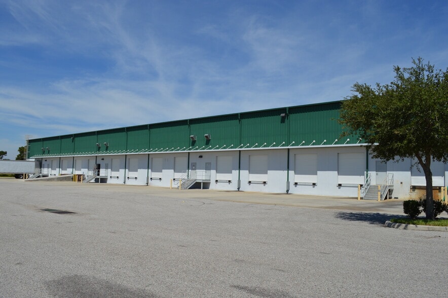 More Photos Of 1750-1764 Business Center Ln, Kissimmee Distribution For Lease