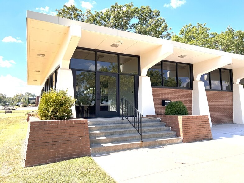 More Photos Of 316 SW 33rd St, Topeka Office For Sale