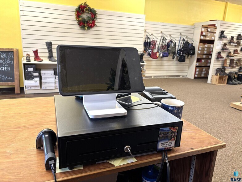 More Photos Of 118 N Broadway Ave, Miller General Retail For Sale