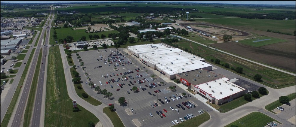 More Photos Of 3410-3440 4th St, Mason City Storefront For Lease