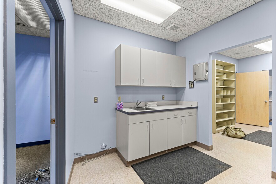 More Photos Of 24825 Michigan Ave, Dearborn Office For Lease