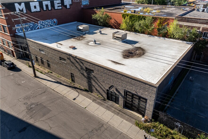 More Photos Of 5600 Av De Gaspé, Montréal Manufacturing For Sale