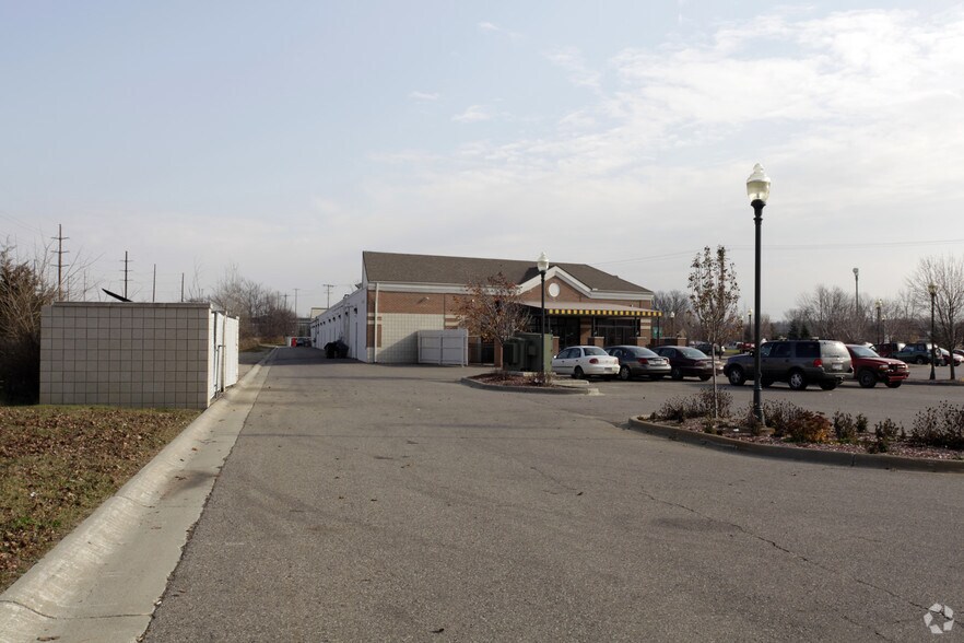 More Photos Of 3110-3190 W Silver Lake Rd, Fenton Freestanding For Lease