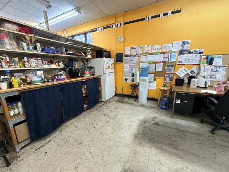 More Photos Of 4801 66th St N, Kenneth City Flex For Lease