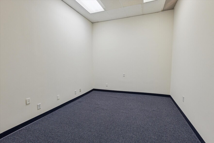 More Photos Of 711 Washington Ave, Bay City Medical For Sale