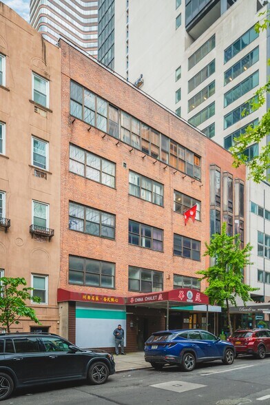 More Photos Of 216 E 49th St, New York Office For Lease