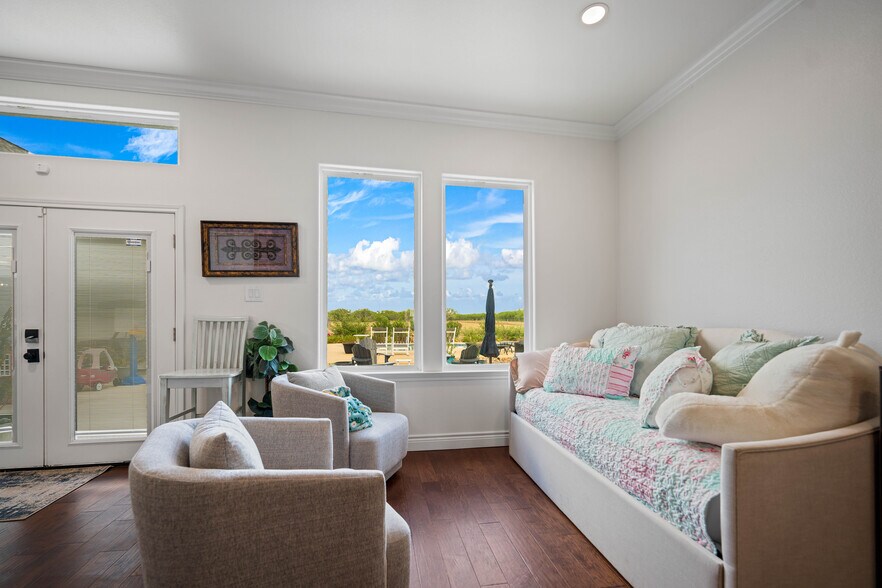 More Photos Of 741 County Road 159, Kenedy Flex For Sale