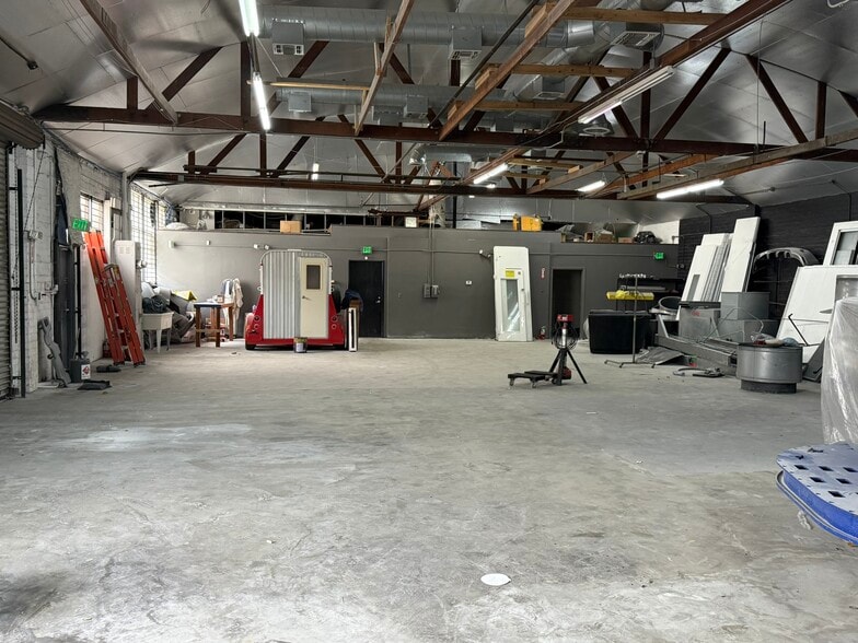 More Photos Of 2901-2911 Winona Ave, Burbank Warehouse For Lease