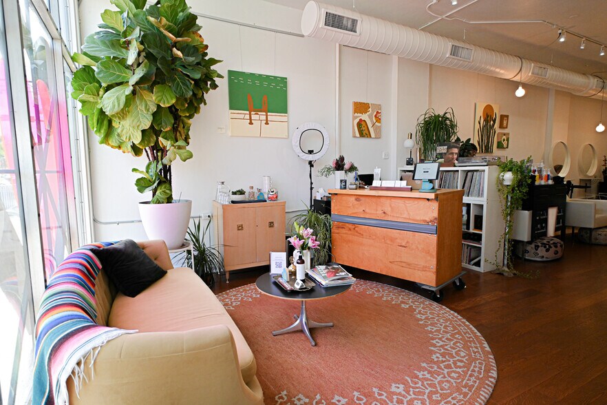 More Photos Of 911 E Cesar Chavez St, Austin Storefront For Lease