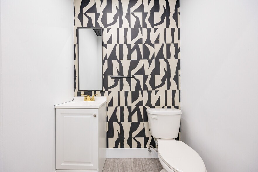 More Photos Of 7 Elmwood Dr, New City Office For Sale