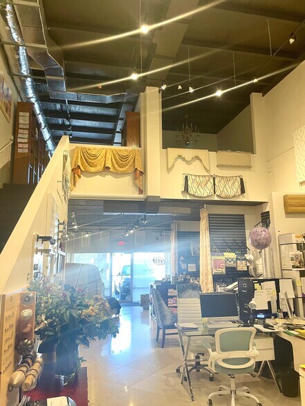 More Photos Of 5405 Taylor Rd, Naples Showroom For Sale