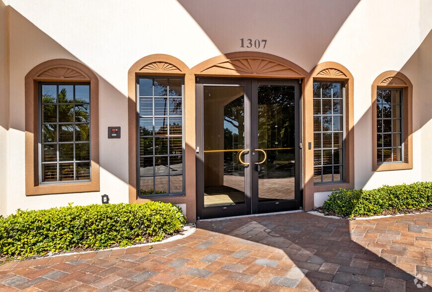 More Photos Of 1307 Tamiami Trl, Osprey Medical For Lease