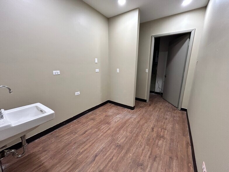 More Photos Of 4956 W Irving Park Rd, Chicago Office For Lease