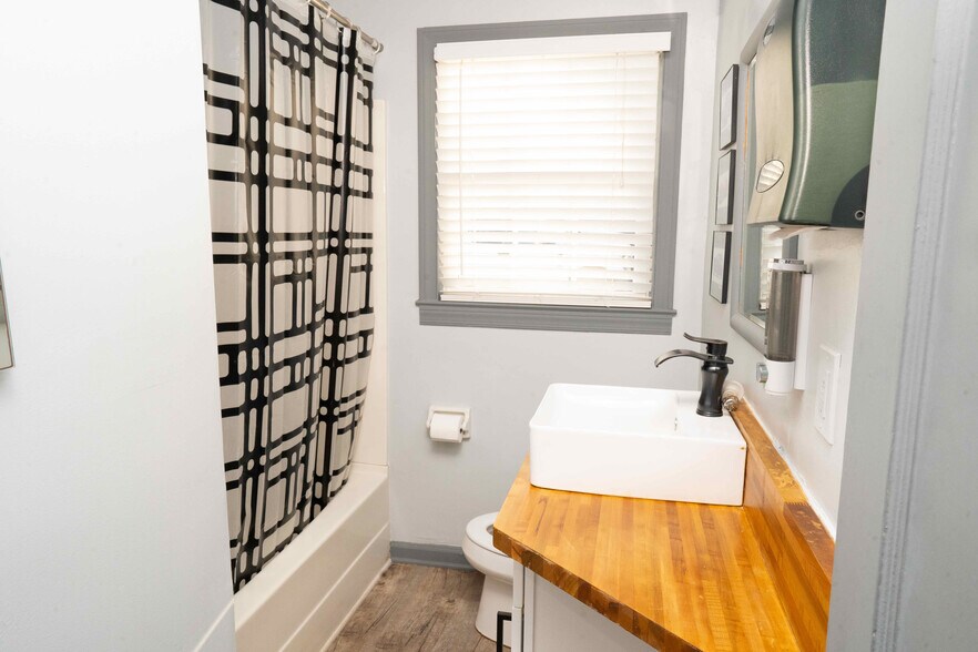 More Photos Of 232 SE Powers Ferry Rd, Marietta Office For Sale