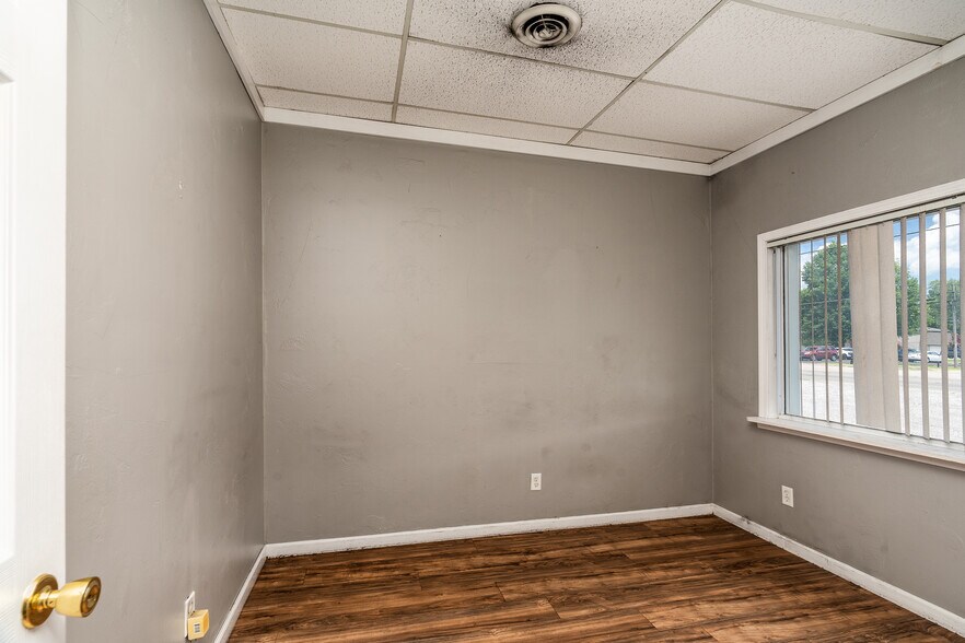 More Photos Of 405 S Pershing St, Energy Office For Sale