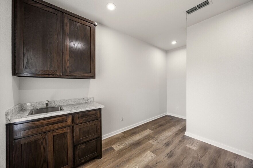 More Photos Of 401 Center Court Dr, Bridgeport Medical For Sale