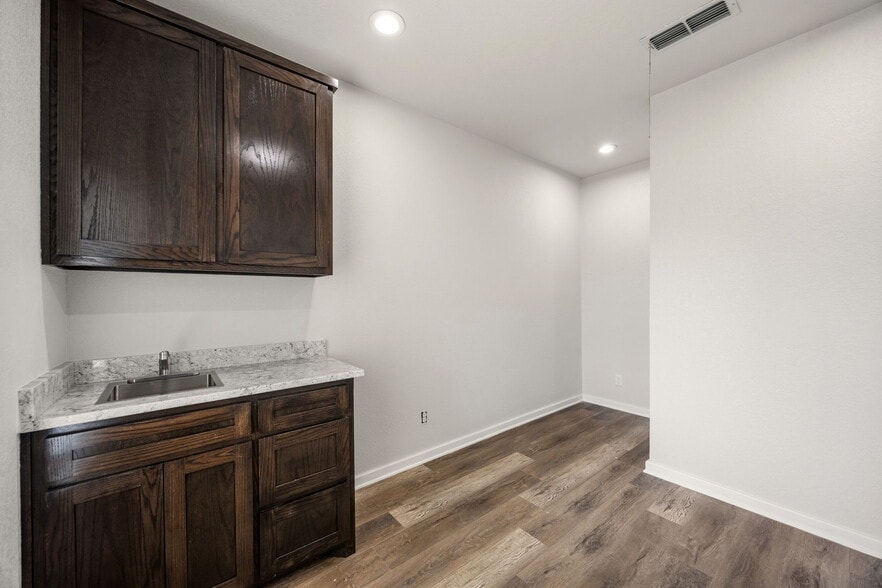 More Photos Of 401 Center Court Dr, Bridgeport Medical For Lease