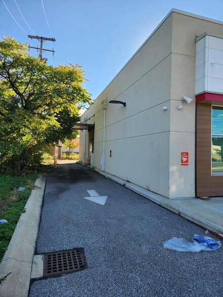 More Photos Of 6401 Broadway Ave, Cleveland Drugstore For Lease