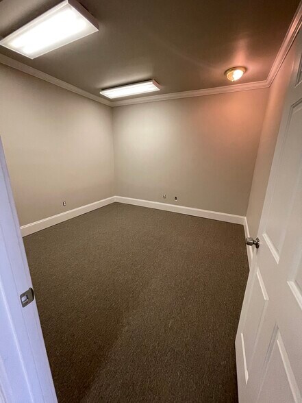 More Photos Of 327 Dahlonega St, Cumming Office For Lease