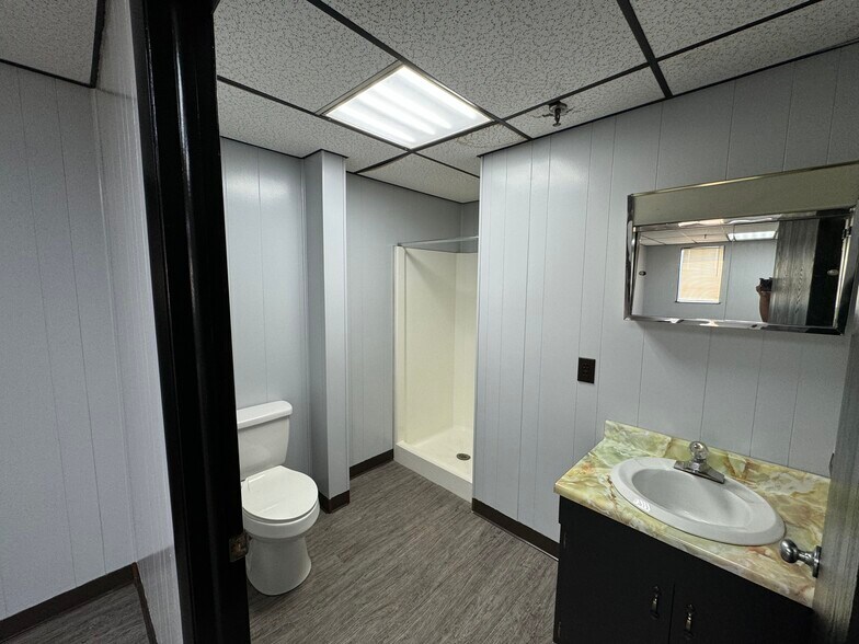 More Photos Of 300 Winona St, Knoxville Distribution For Lease