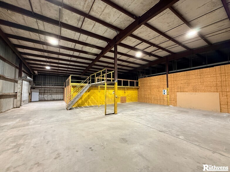 More Photos Of 1042 Hoover Rd, Winter Haven Warehouse For Lease