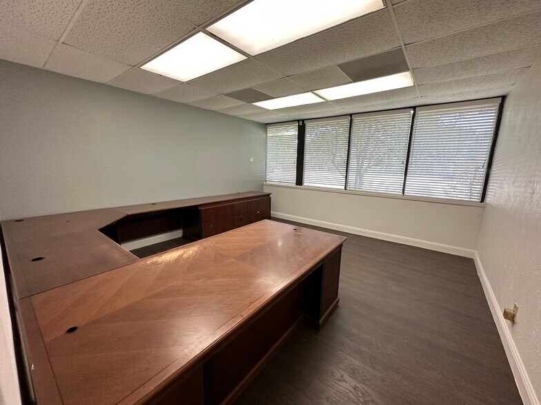 More Photos Of 11359 Kline Dr, Dallas Light Manufacturing For Lease