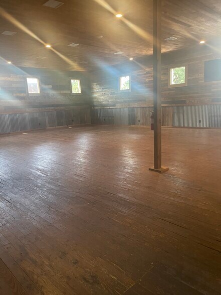 More Photos Of 416 E 16th St, Mount Pleasant Restaurant For Sale