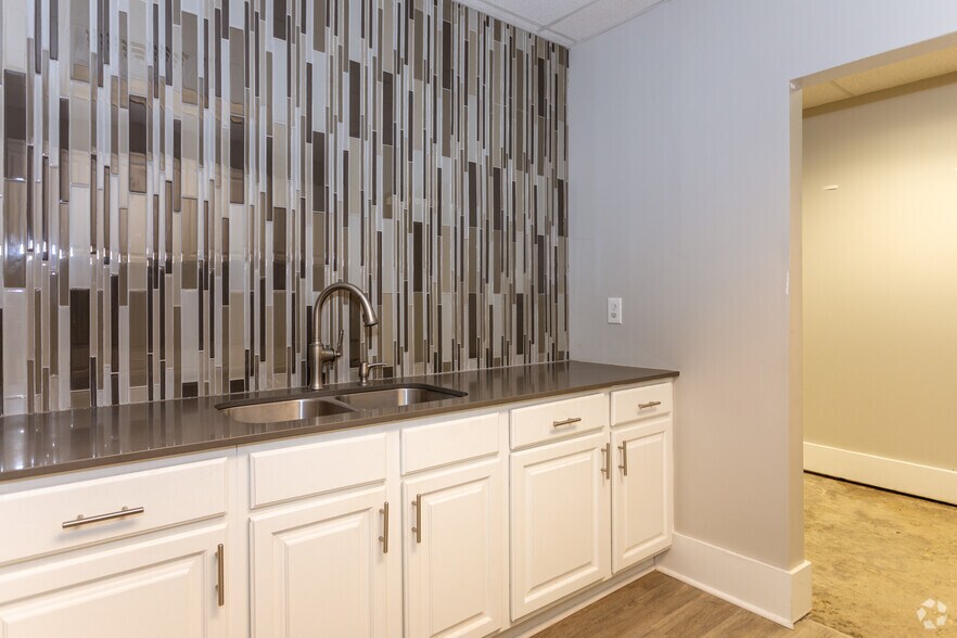 More Photos Of 532 Patterson Ave, Mooresville Office For Sale