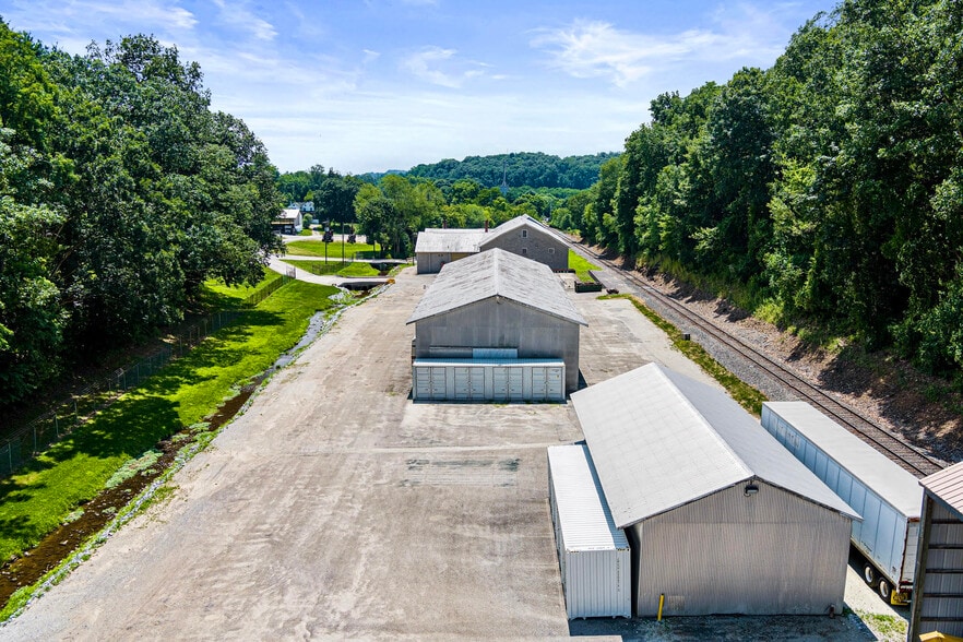 More Photos Of 8106 Intersection Rd, Glen Rock Warehouse For Lease