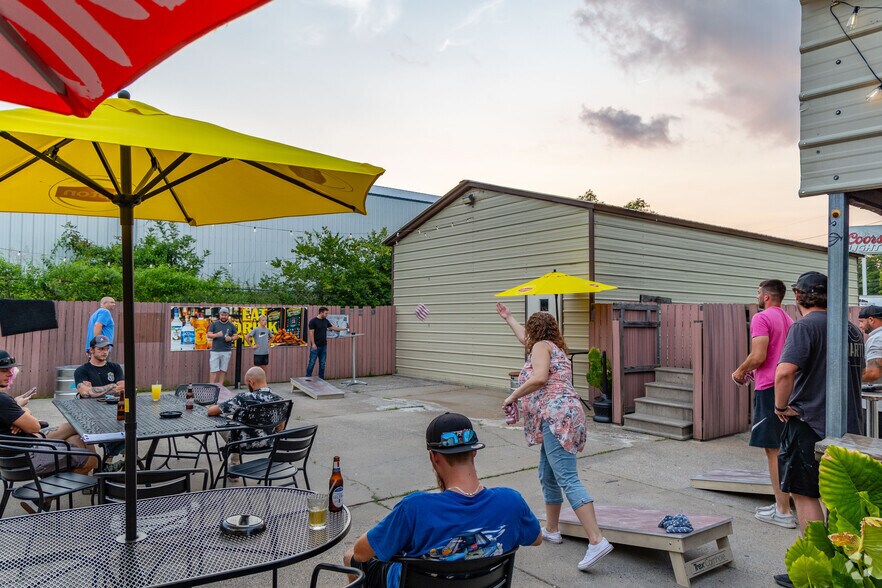 More Photos Of 3501 Park Plaza Rd, Paducah Bar For Sale