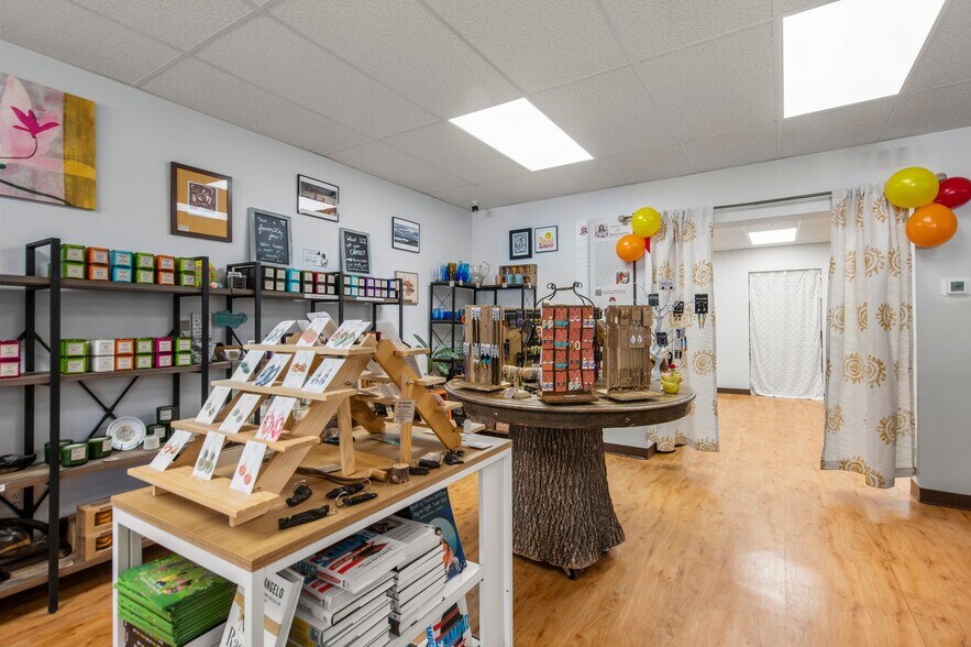 More Photos Of 1652 Grand Ave, Saint Paul Storefront Retail Office For Lease