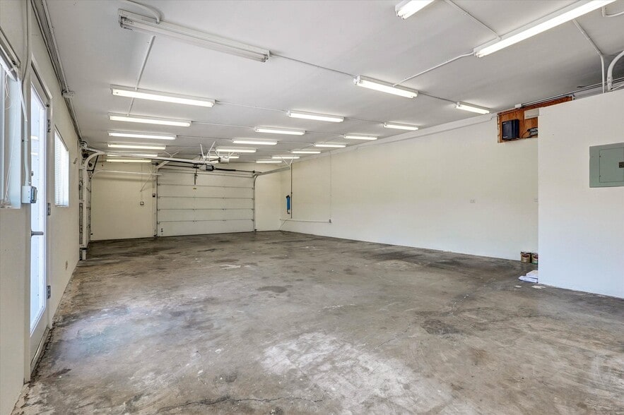 More Photos Of 7448 Deering Ave, Canoga Park Industrial For Sale