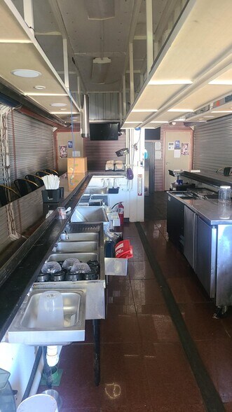 More Photos Of 622 6th St N, Texas City Bar For Lease