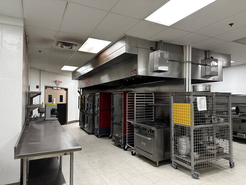 More Photos Of 400-500 Grand Ave, Joplin Office For Lease