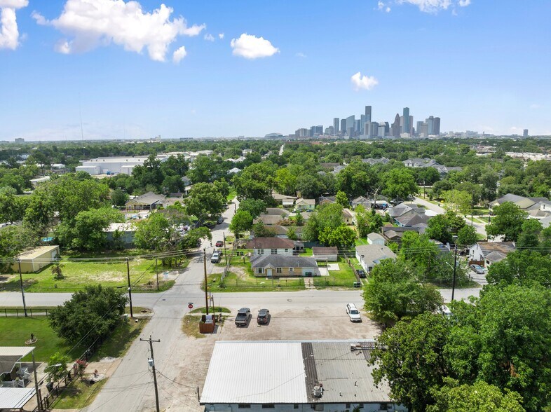 More Photos Of 1117 Collingsworth St, Houston Freestanding For Lease