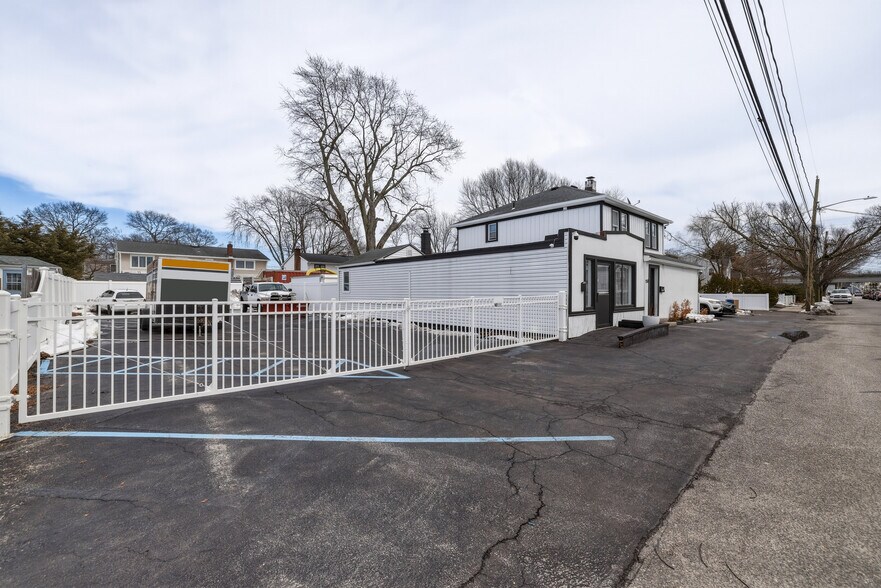 More Photos Of 150 N Delaware Ave, Lindenhurst Storefront Retail Residential For Sale