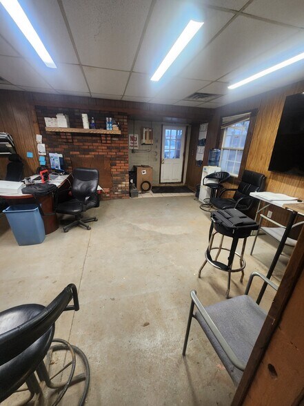 More Photos Of 217 Steedly Dr, Louisville Light Distribution For Sale