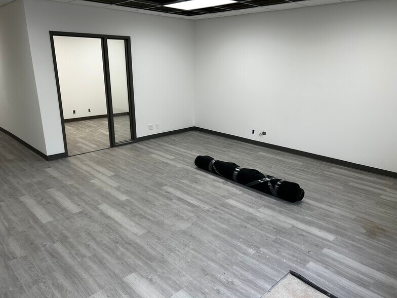 More Photos Of 4515 N 56th St, Lincoln Light Distribution For Lease