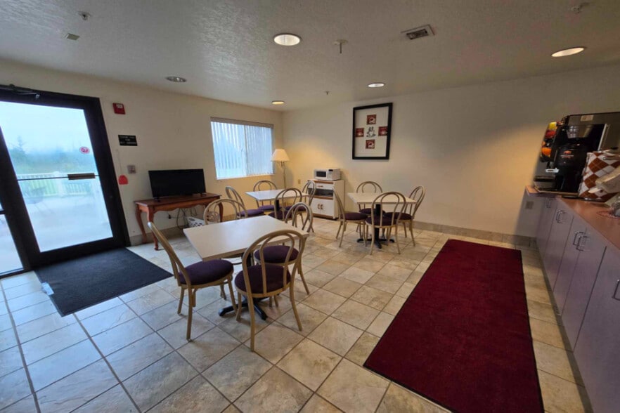 More Photos Of 748 E 12th St, Imperial Hotel For Sale