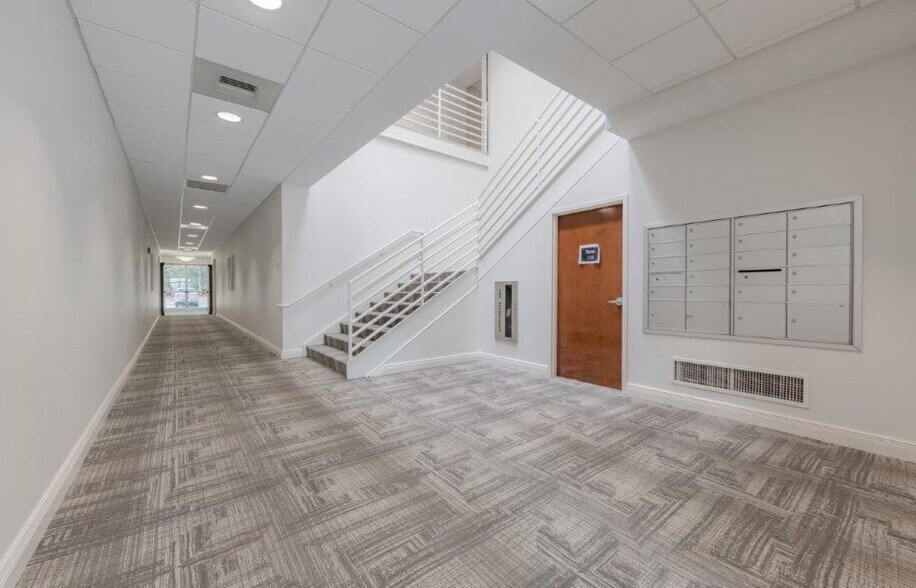 More Photos Of 8510 McAlpine Park Dr, Charlotte Unknown For Lease