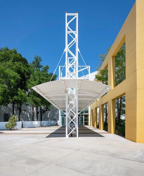 More Photos Of 5701 E Hillsborough Ave, Tampa Office For Lease