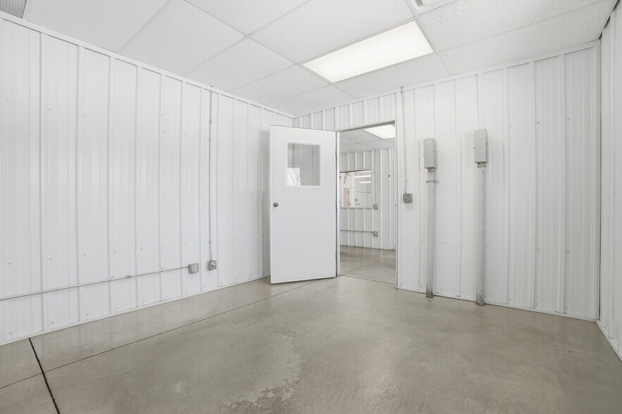 More Photos Of 15652 200th St, Hutchinson Flex For Lease