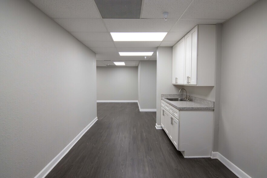More Photos Of 2600 118th Ave N, Saint Petersburg Light Distribution For Lease