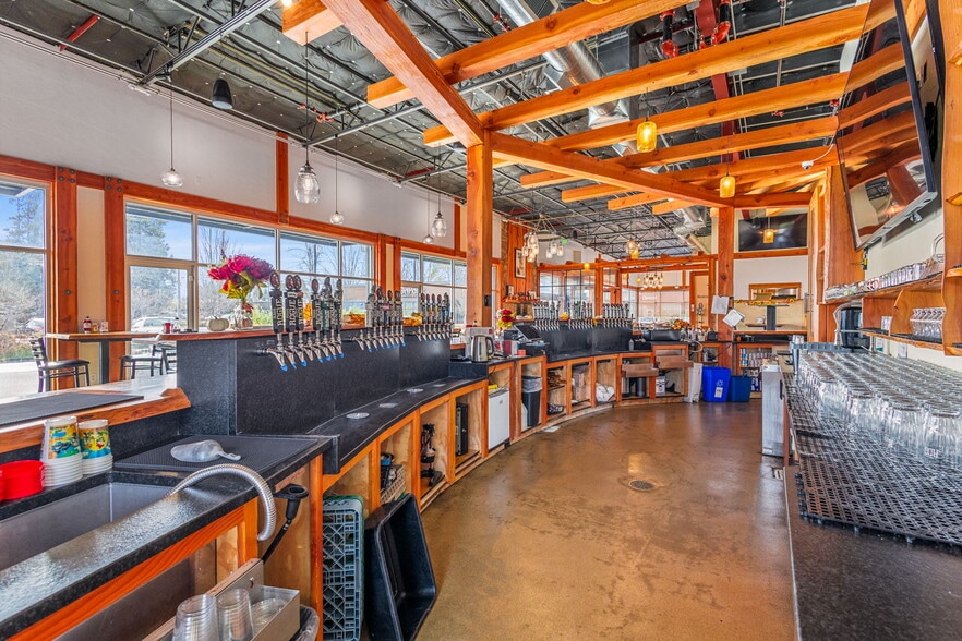 More Photos Of 555 9th St NW, Salem Bar For Lease