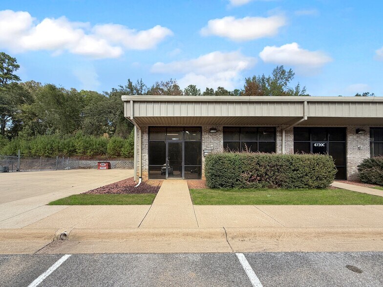 Primary Photo Of 4720 University Blvd E, Tuscaloosa Showroom For Lease