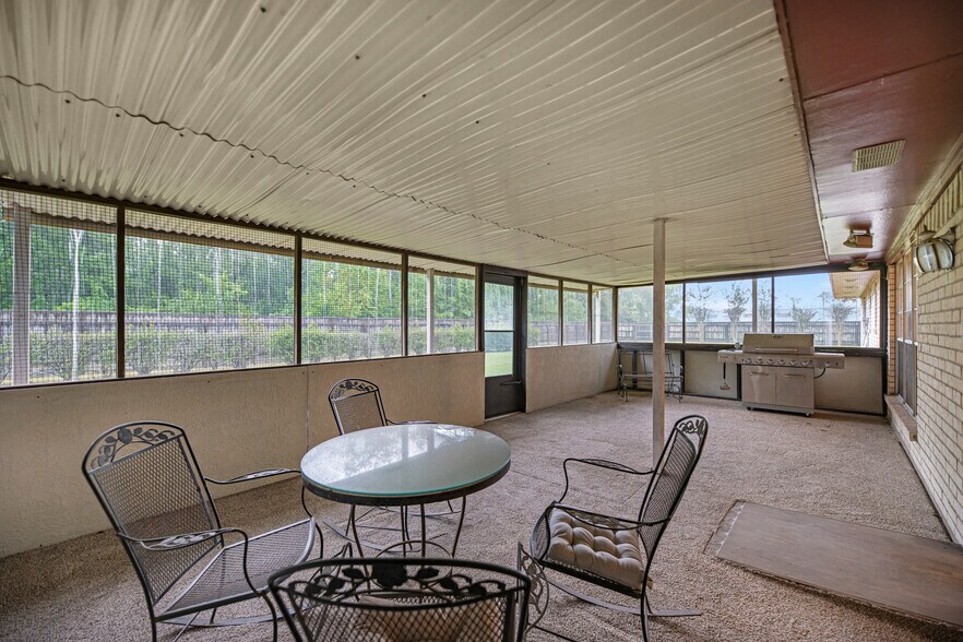 More Photos Of 7315 Pine St, Manvel Industrial For Sale