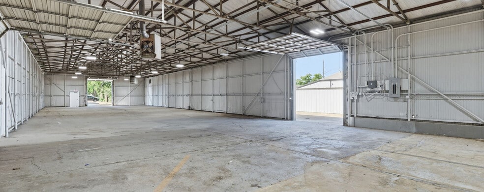 More Photos Of 201 W Westhill Dr, Cleburne Warehouse For Lease